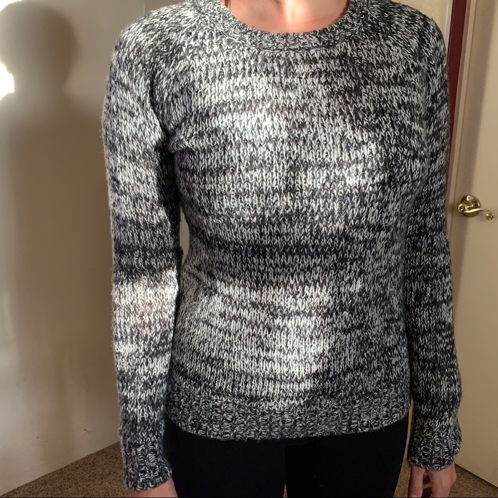 CREW NECK KNIT SWEATER